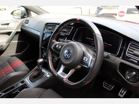 Volkswagen Golf GTI TCR DSG 11