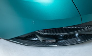 Aston Martin DB12 Coupe 40