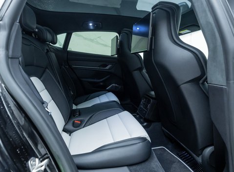 Porsche Taycan TURBO S CROSS TURISMO 32