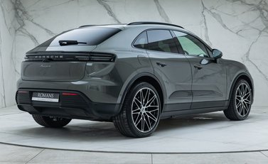 Porsche Macan 4 Electric 6