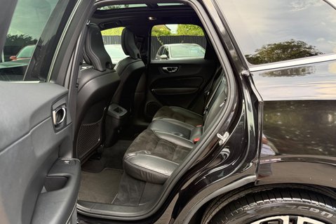 Volvo XC60 T5 R-DESIGN PRO AWD -ONE OWNER - 7 VOLVO SERVICES 32