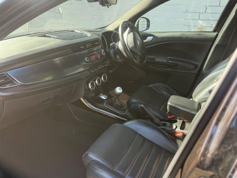 Alfa Romeo Giulietta 1.6 JTDM-2 Sportiva Euro 5 (s/s) 5dr 25