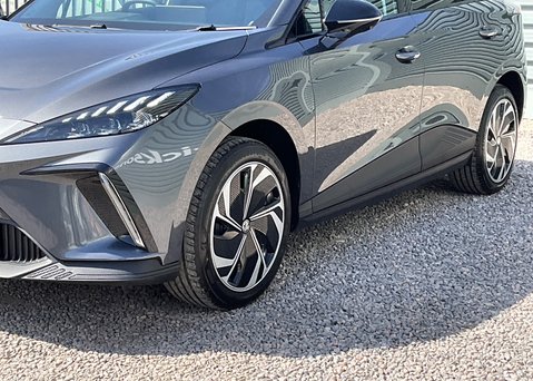 MG MG4 EV 64kWh PREMIUM LONG RANGE 5