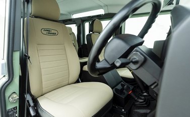 Land Rover Defender 110 Heritage 10