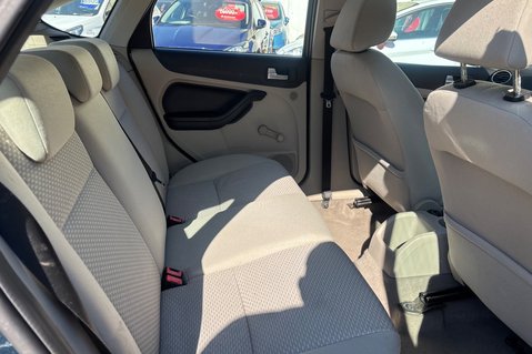Ford Focus LX 16V.. CREAM UPHOLSTERY.. IDEAL FAMILY CAR.. NEW MOT 3