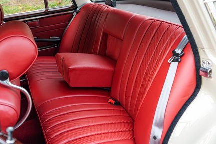 Mercedes-Benz S Class 300SE Fintail W112 "Königsflosse" 25