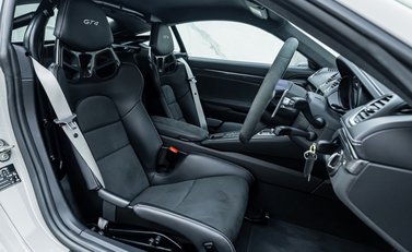 Porsche Cayman GT4 718 15