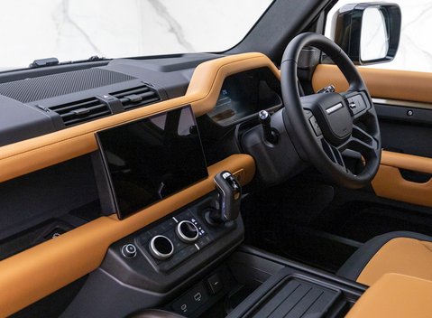 Land Rover Defender 110 X P400e 16