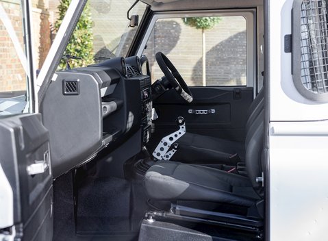 Land Rover Defender 90 Bowler Edition 14