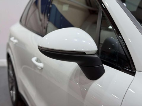 Porsche Cayenne 3.0 V6 E-Hybrid 14.1kWh SUV 5dr Petrol Plug-in Hybrid TiptronicS 4WD Euro 6 49