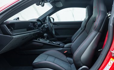 Porsche 911 Carrera GTS (992) 18