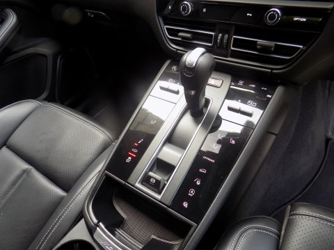 Porsche Macan 2.0T PDK 4WD SUV 35