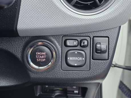 Toyota Yaris 1.33 Dual VVT-i Design Hatchback 5dr Petrol Multidrive S Euro 6 (99 ps) 26
