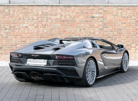 Lamborghini Aventador S LP740-4 Roadster 9