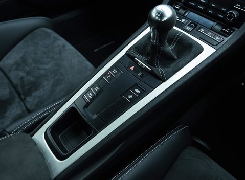 Porsche Cayman GT4 (718) 18