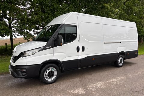 Iveco Daily 35S14V Hi-Matic Panel Van - Air Con / Auto / Car Play 1