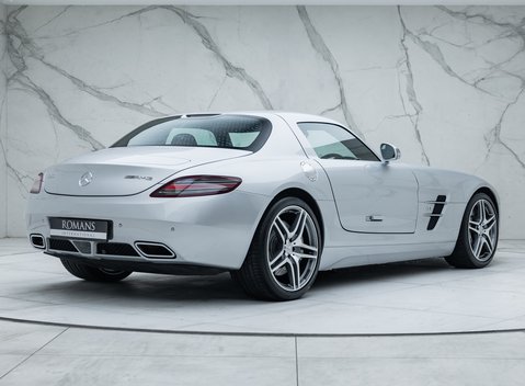 Mercedes-Benz SLS AMG 5