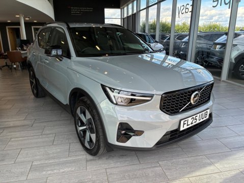 Volvo XC40 2.0 B4 MHEV Plus Dark DCT Auto Euro 6 (s/s) 5dr 3