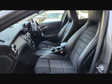 Mercedes-Benz GLA GLA 180 URBAN EDITION 28
