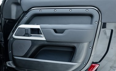 Land Rover Defender 90 D250 X-Dynamic SE URBAN 24