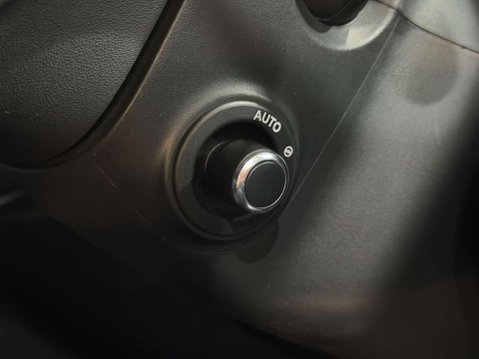 Land Rover Defender 3.0 D300 MHEV X-Dynamic HSE SUV 5dr Diesel Auto 4WD Euro 6 (s/s) (300 ps) 43