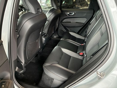 Volvo XC60 2.0 B5 MHEV Plus Black Edition Auto AWD Euro 6 (s/s) 5dr 18
