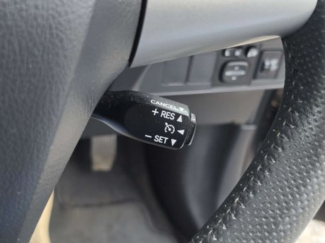 Toyota Auris 1.8 VVT-h T Spirit Hatchback 5dr Petrol Hybrid CVT Euro 5 (s/s) (136 ps) 25