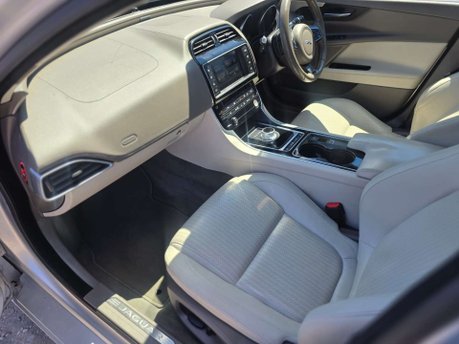 Jaguar XE 2.0d Portfolio Saloon 4dr Diesel Auto Euro 6 (s/s) (163 ps) 31