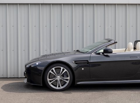 Aston Martin V12 Vantage S Roadster 30