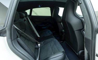 Porsche Taycan GTS Sport Turismo 13