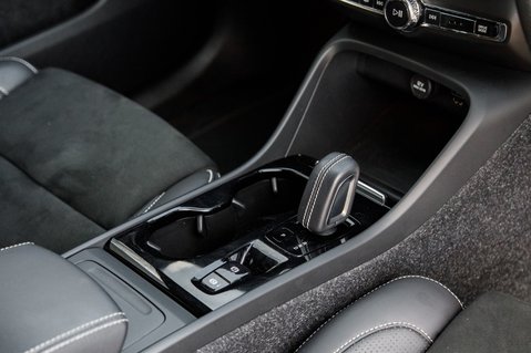 Volvo XC40 B4 R-DESIGN PRO AWD MHEV 37