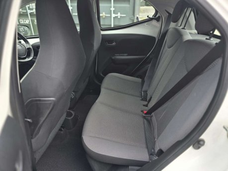 Toyota Aygo 1.0 VVT-i x-play Hatchback 5dr Petrol x-shift Euro 6 (Safety Sense) (71 ps) 15