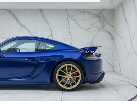 Porsche Cayman GT4 (718) 37