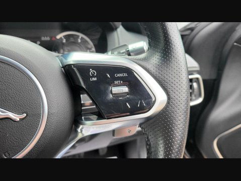 Jaguar XE R-DYNAMIC S 22