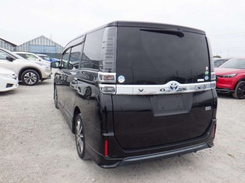 Toyota Voxy Hybrid 5
