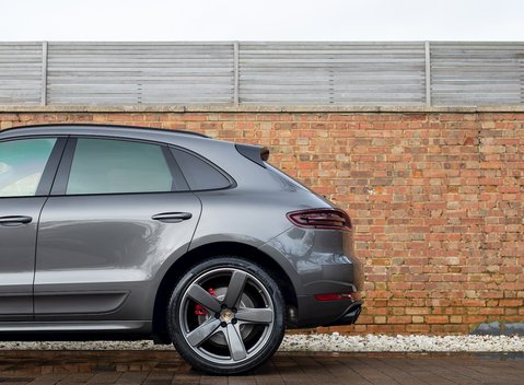 Porsche Macan Turbo 30