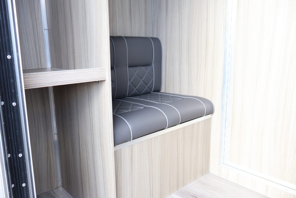 Renault Master 3.5 ton Coach Built Freddie Gover Horsebox with uprated suspension alloys  45