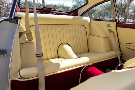 Aston Martin DB4 Series III 33