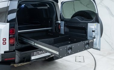 Land Rover Defender 110 D300 HSE Hard Top URBAN 31