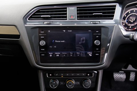 Volkswagen Tiguan Allspace SEL TSI DSG 25