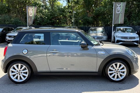 Mini Hatch COOPER S CLASSIC - CAT S - LOW MILEAGE - NAV & COMFORT PLUS PACKS -CAMERA 5
