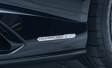 Lamborghini Huracan LP640-4 EVO 35