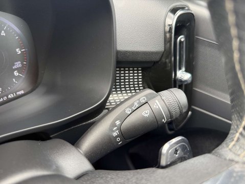 Volvo XC40 2.0 XC40 R-Design D3 Auto 5dr 27