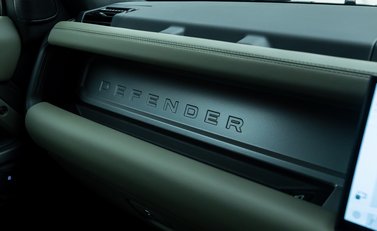 Land Rover Defender 110 OCTA EDITION ONE 27