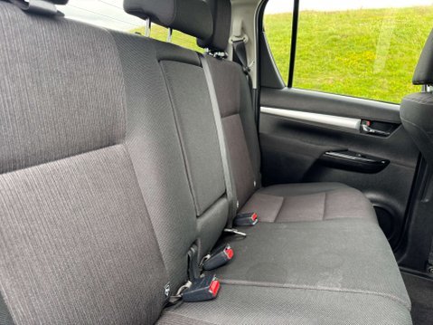 Toyota Hilux 2.4 HI-Luxury Invincible D-4D 4WD Double Cab Auto 4WD 5dr 9
