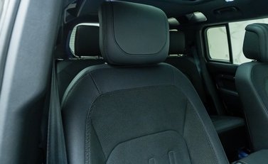 Land Rover Defender 110 V8 Bond Edition 15