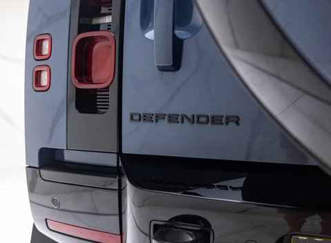 Land Rover Defender 90 D300 X-DYNAMIC HSE 22