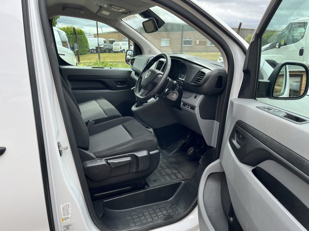 Vauxhall Vivaro VIVARO L2 DIESEL 2900 1.5d 100PS Dynamic H1 Van 8