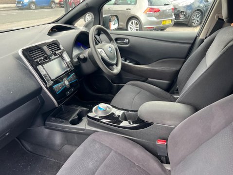 Nissan LEAF 30kWh Acenta Auto 5dr 17