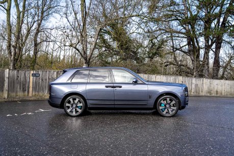 Rolls-Royce Cullinan V12. DYNAMIC PACKAGE. ACTIVE CRUISE. SHOOTING STAR HEADLINER. HUD 3